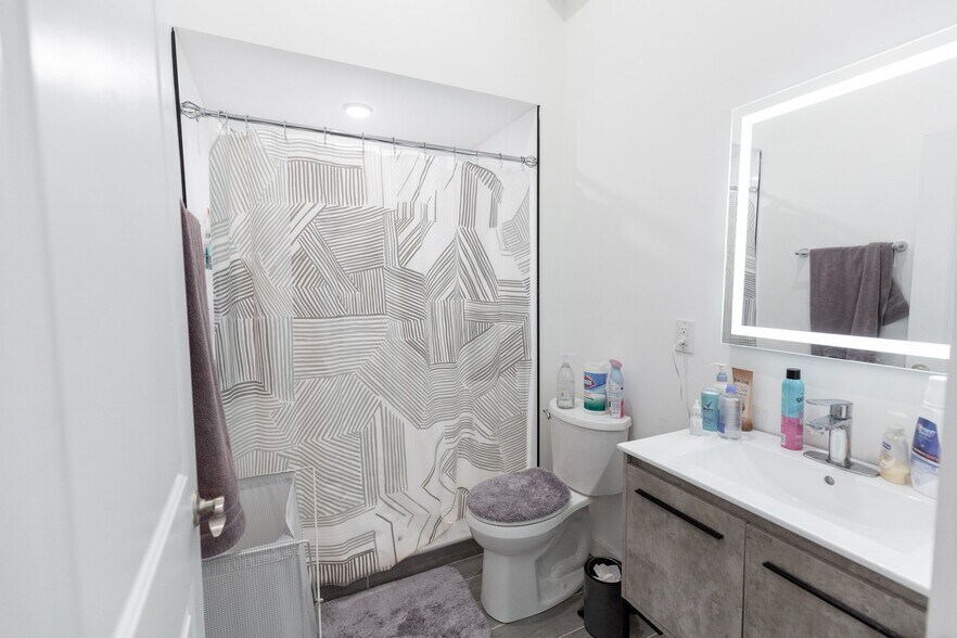 Building Photo - 3945 Lancaster Ave