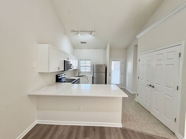 Building Photo - Independence South Brick One Level Patio Home. UPDATED! Open Floor Plan, Clean, Pets Ok!