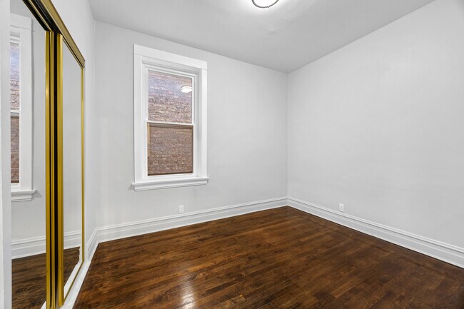 Building Photo - 915 W Newport Ave