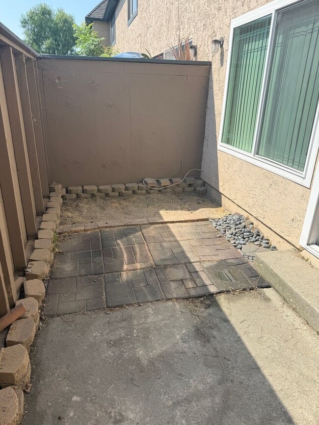Building Photo - 2 Bedroom 1.5 Bath Beautiful Townhome in E...