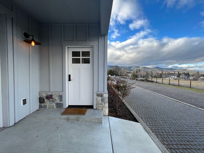 Building Photo - Beautiful, Custom home in the heart of Jacksonville | Available Now