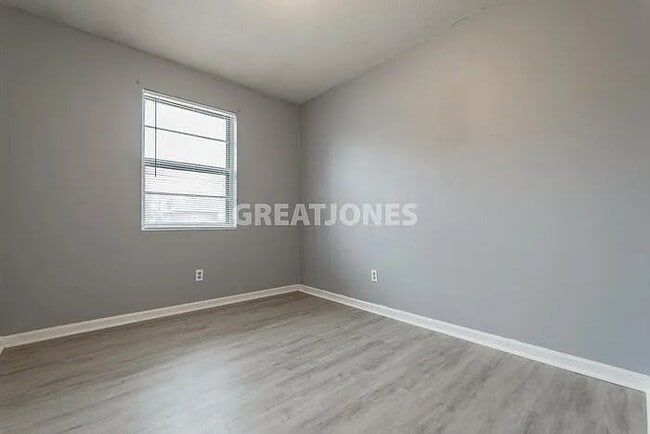 Building Photo - 428 W Lakeside Ave