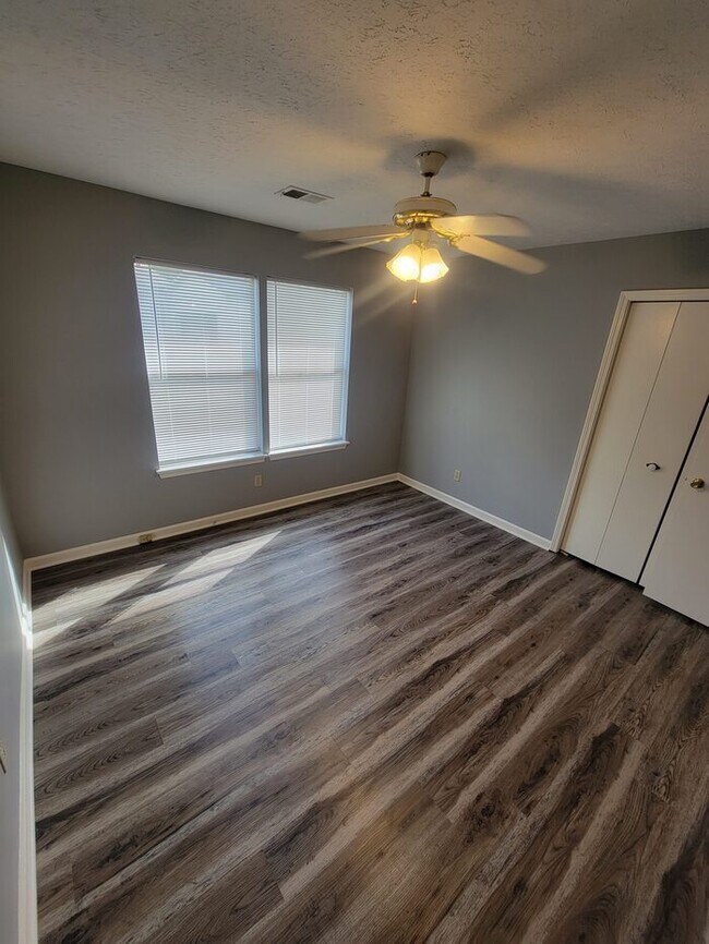Building Photo - 4 Bed, 2 Bath duplex off of Westport Road