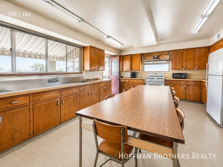 Building Photo - 933 Grattan St