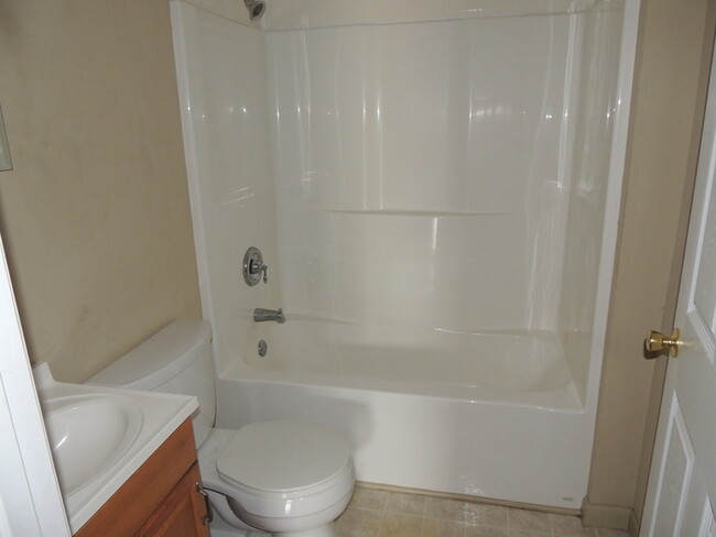 Building Photo - 2 Bed, 1 Bath house w/ large level yard an...