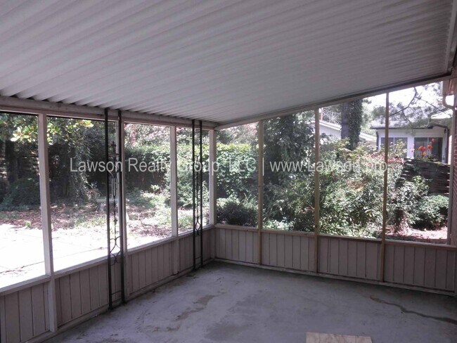 Building Photo - Conveniently Located, Spacious Salem Home