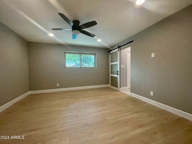 Building Photo - 602 E Meadow Ln