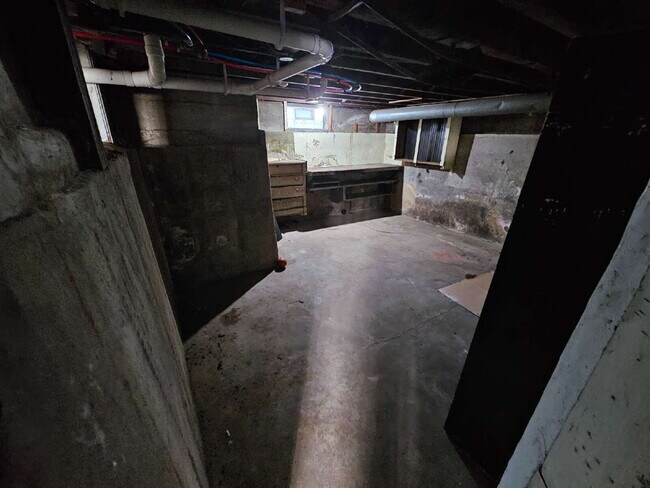 Building Photo - Cute and Cozy Main Level 2 Bedroom 1.5 Bath