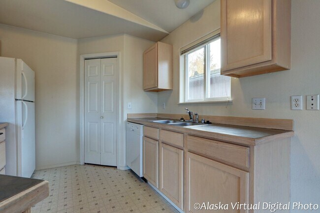 Building Photo - Midtown Spacious 3-Bedroom, 2-Bath Townhome