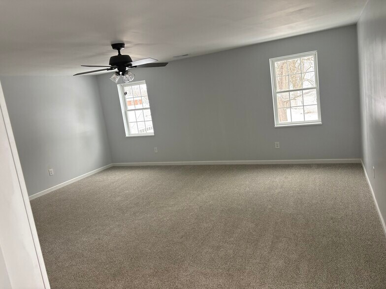 19x19 master bedroom - 238 Walker St