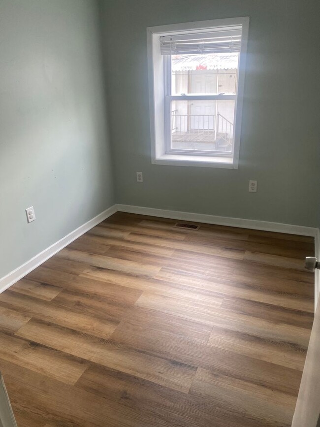 Building Photo - 933 Roosevelt Blvd