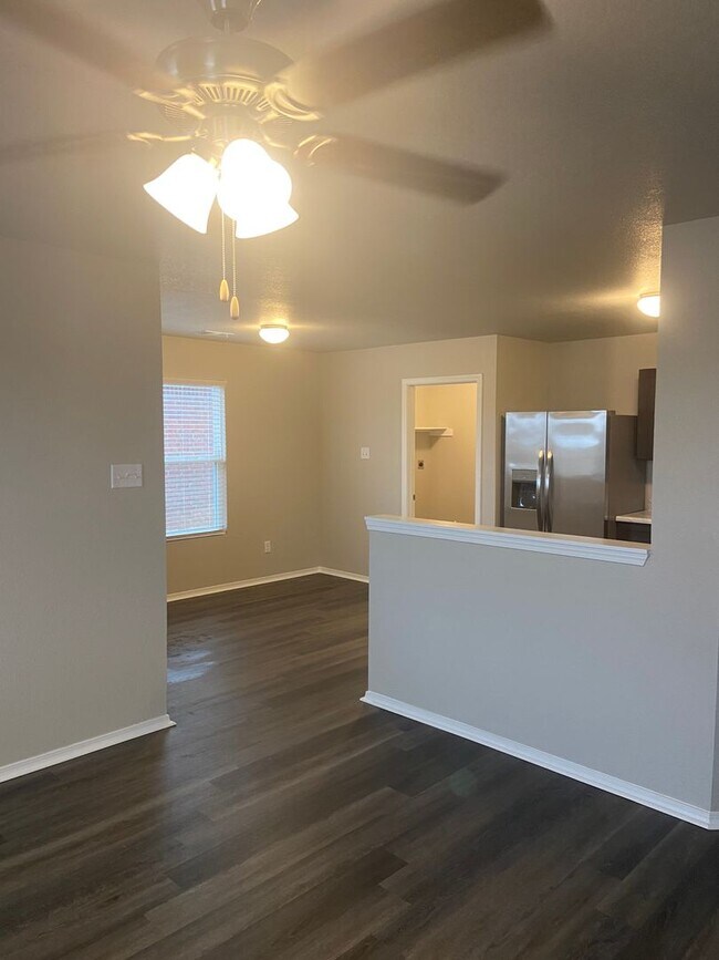 Building Photo - *St Patrick's Day Deal!* Three Bedroom | T...