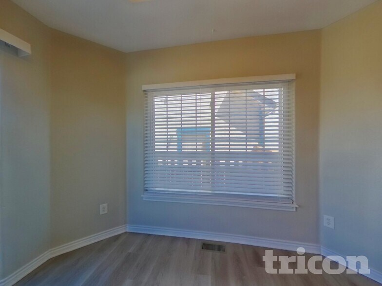 Building Photo - 385 Longspur Dr