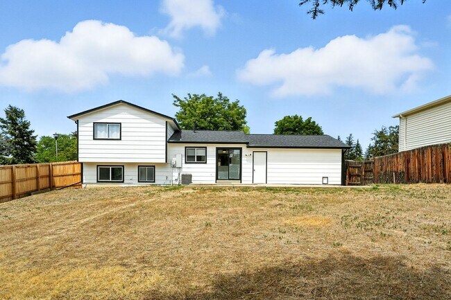 Building Photo - Spacious Tri-Level Home on Corner Lot – Av...