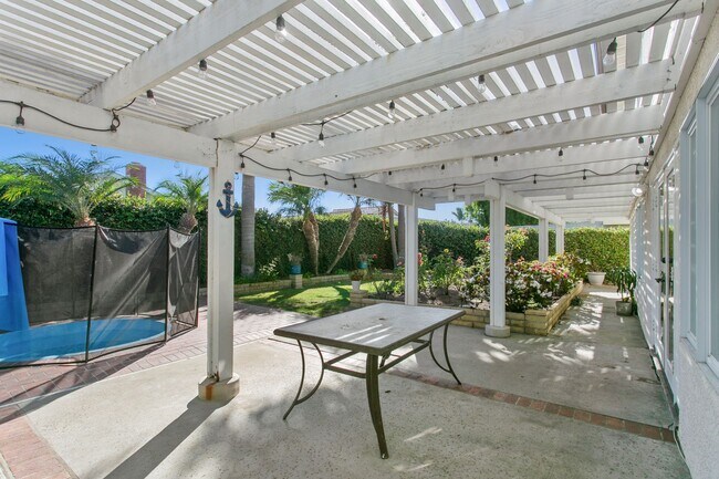 Building Photo - Remodeled Solar Powered Huntington Home!