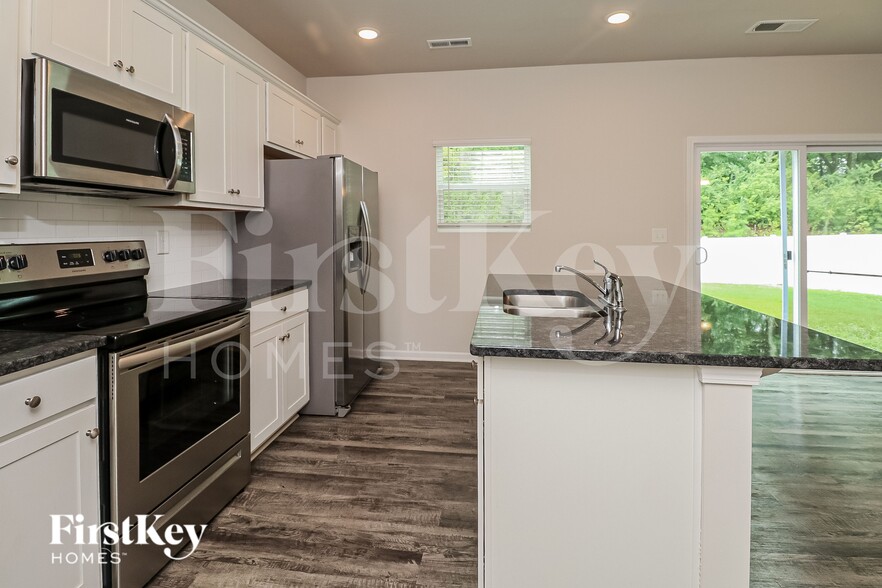 Building Photo - 9526 Hamel St