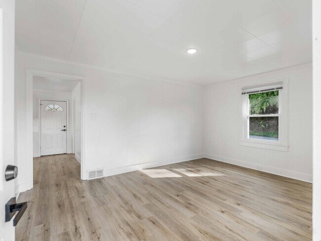 Building Photo - AVAILABLE OCT 1st! Don't miss this RENOVATED 2 bedroom in Penn Hills!