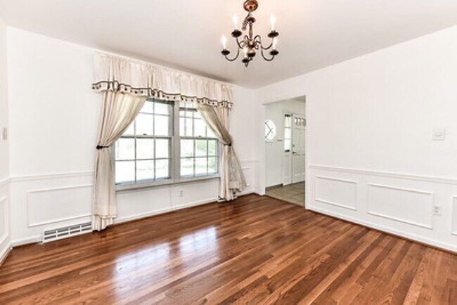 Building Photo - Spacious 4 Bed 2/2 Bath Home with Park-Lik...