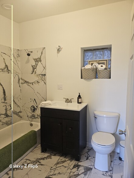 Main Bathroom - 2417 W Warren Blvd