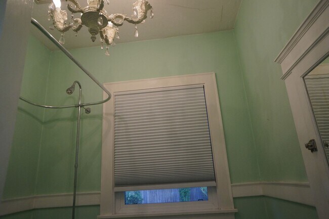 Building Photo - N.E Rose City Bungalow Pet Friendly