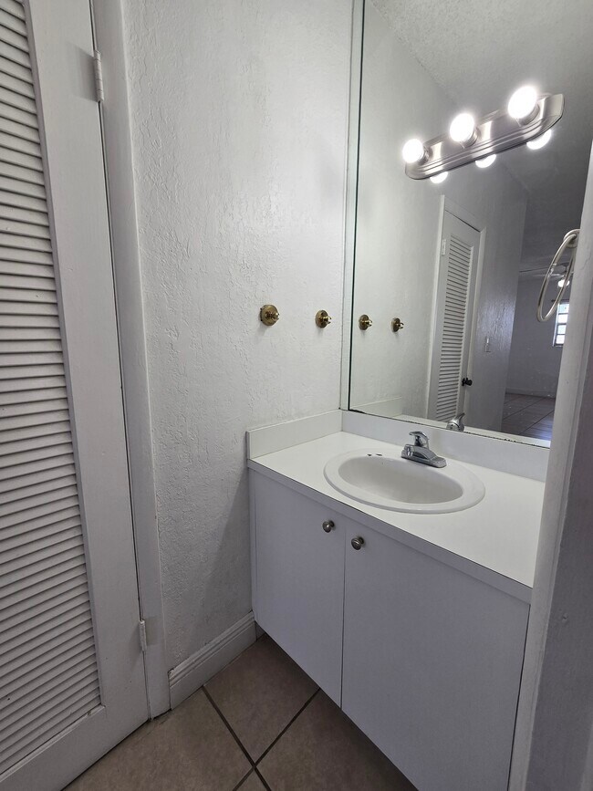 Building Photo - 1305 W 53rd St