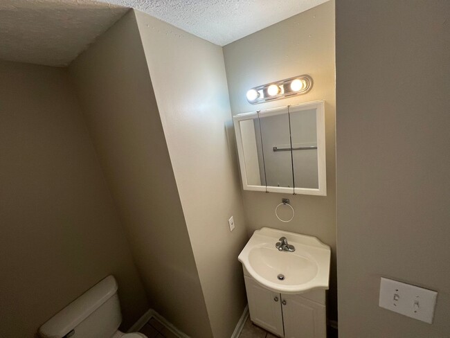 Building Photo - Spacious 3 bedroom 2.5 bath home.
