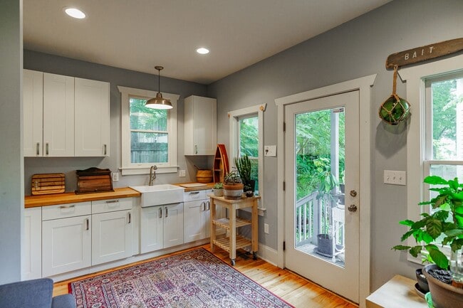 Building Photo - 145.5 HILLSIDE ST | 1 BED 1 BATH COTTAGE