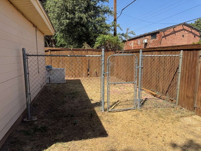 Building Photo - Bedroom Available. ALL BILLS PAID. FURNISHED