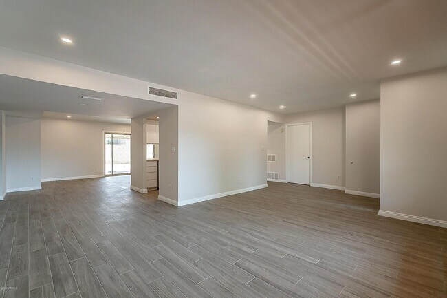 Building Photo - 8232 E Valley View Rd