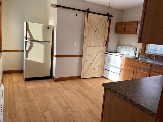 Building Photo - Sunny One Bedroom One Bath Apartment in a ...