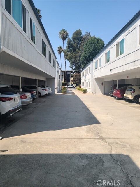 Building Photo - 470 S Los Robles Ave