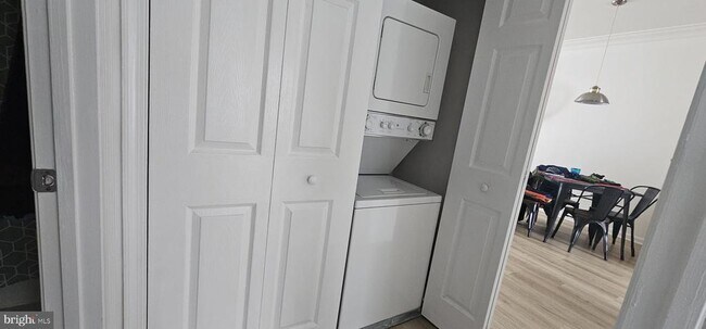 Building Photo - 422 Main St