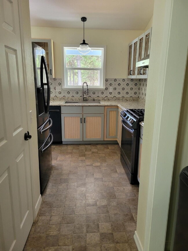 Building Photo - 2 Bedroom, 2 Bath