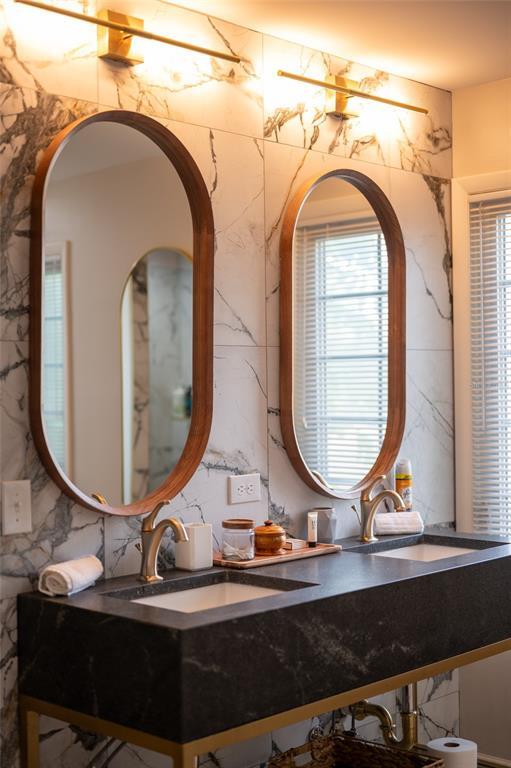 Building Photo - 5005 Canterbury Dr