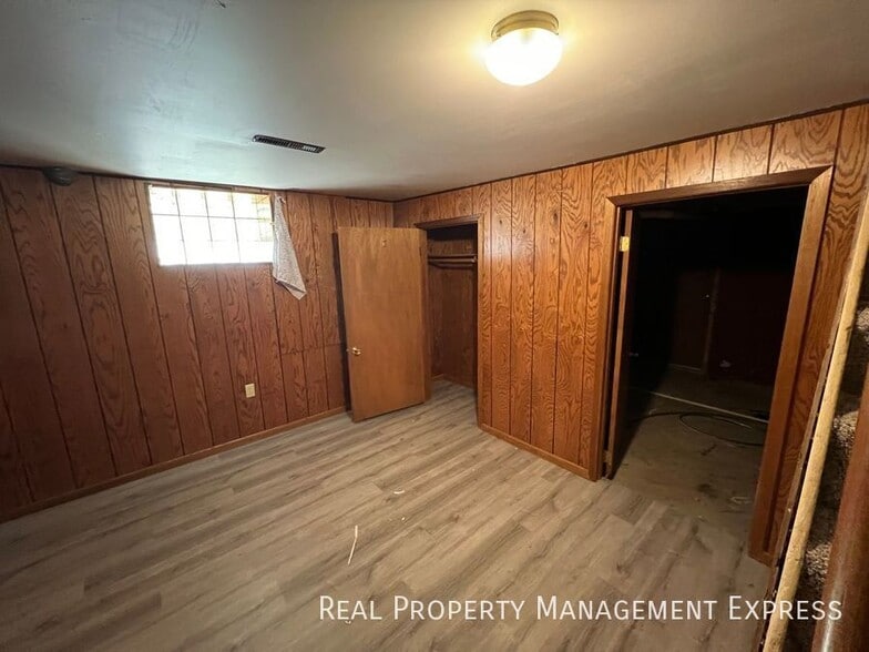Building Photo - 925 N Blauvelt Ave