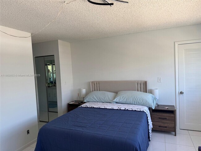 Building Photo - 3113 S Ocean Dr