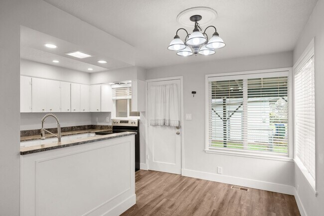 Building Photo - Lovely 3 Bedroom 1.5 bath Milwaukie Charmer.