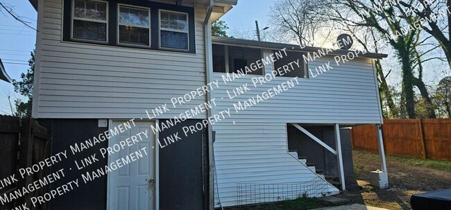 Building Photo - $1395 Quaint 2 bedroom with Washer/Dryer, ...