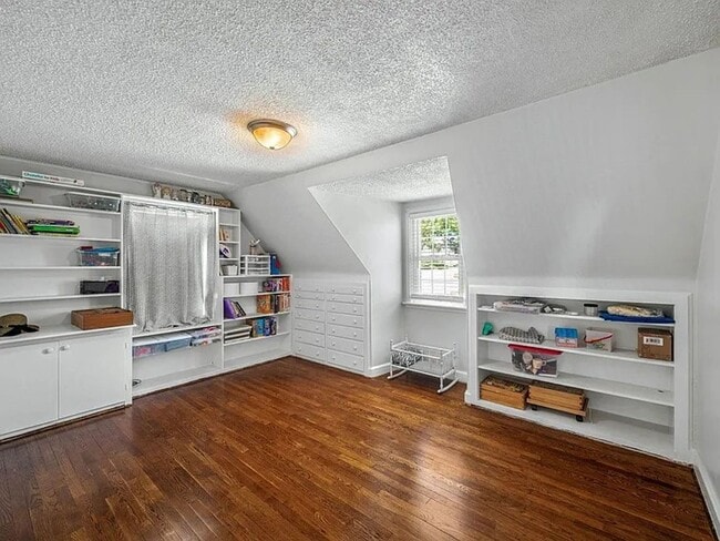 Building Photo - Incredible, executive, fully furnished, im...