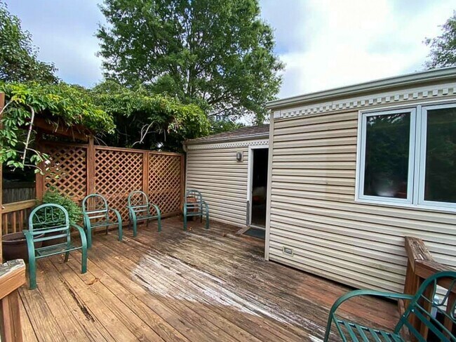 Building Photo - Charming 2-Level, 3 Bed 2 Bath Home In Much Sought After Chalet Woods Location