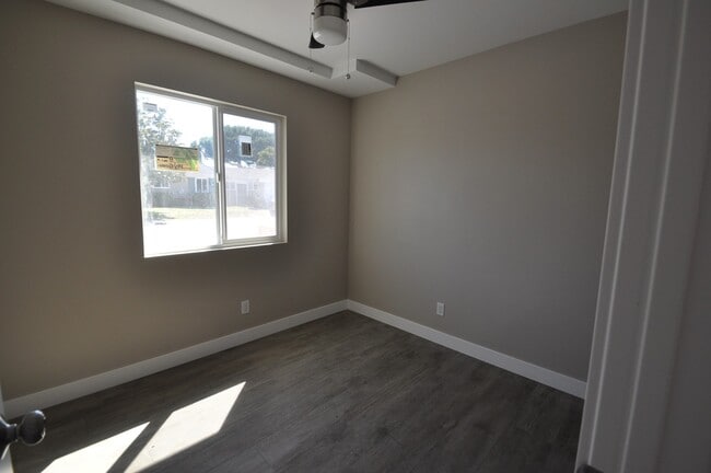 Building Photo - 8BD/4BA on Rockford! Great Yard!