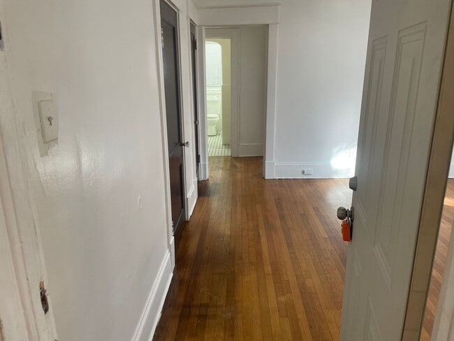 Building Photo - 615 Day Ave SW