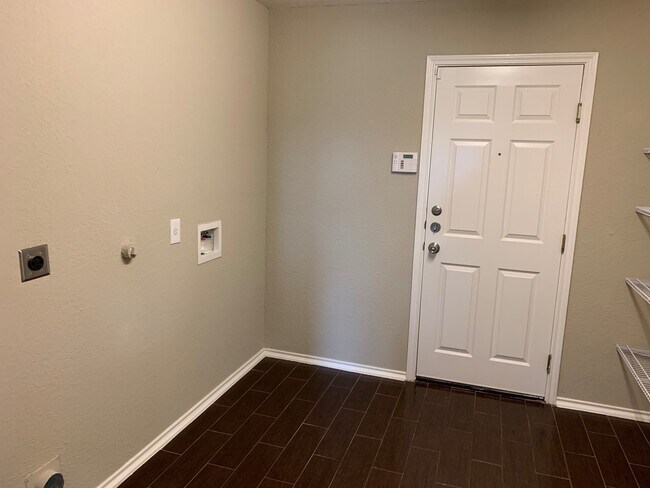 Building Photo - *MOVE IN SPECIAL* Gorgeous Four Bedroom Home with Covered Patio Near Medical Center!!