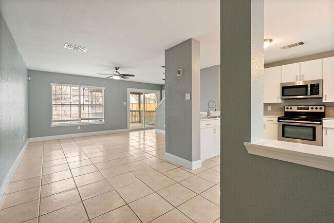 Building Photo - Don't Miss Out On This Spacious 3bd/2bath Home!