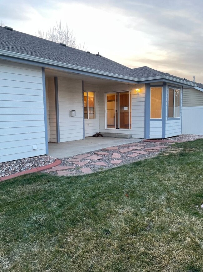 Building Photo - Spacious 4-Bedroom / 3-Bath Single Family Home in Windsor!