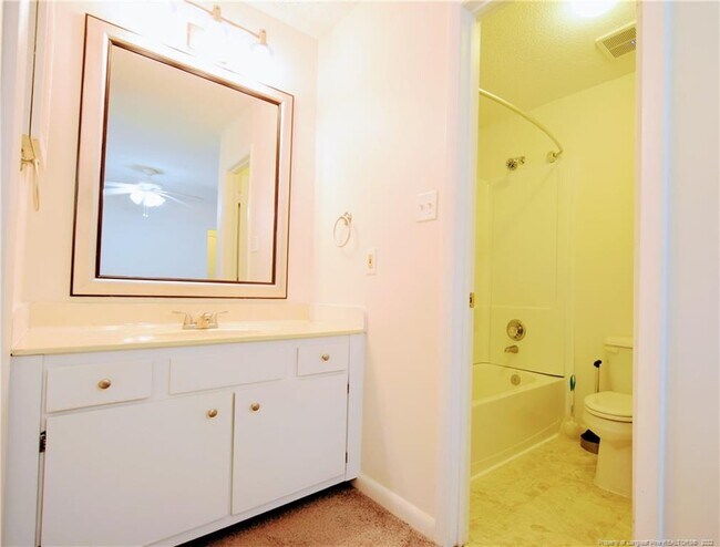 Building Photo - 2102 Forest Hills Dr