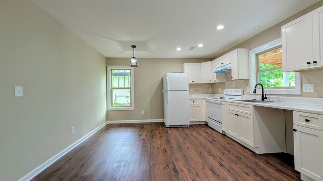 Building Photo - Newly Renovated | Upstairs Duplex | Minute...