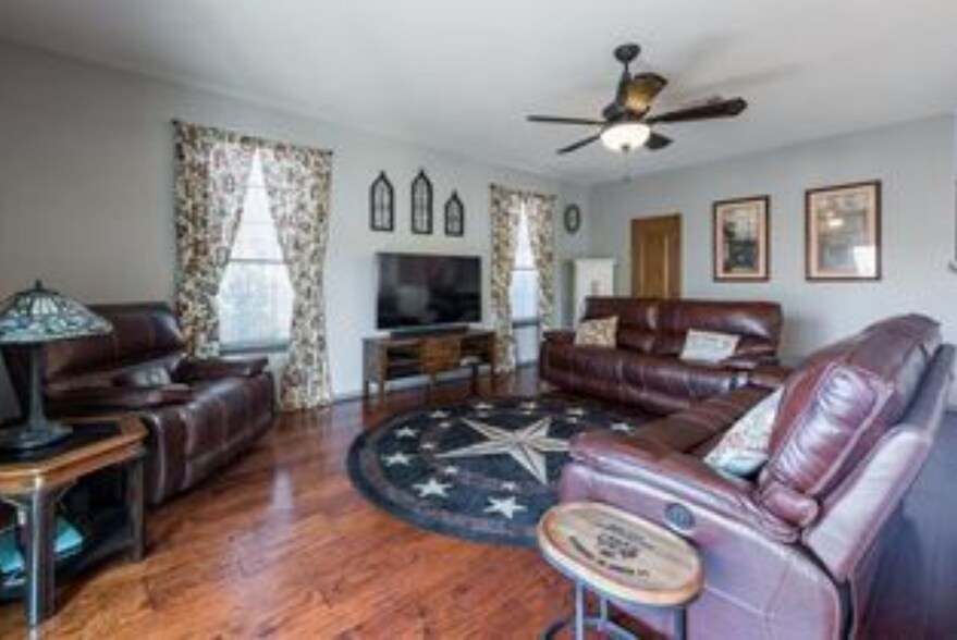 Building Photo - 4405 Woodstock Dr