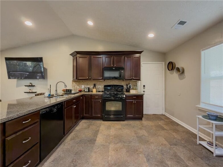 Building Photo - 580 Pineland Cir