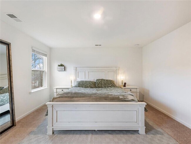 Building Photo - 680 Groover St